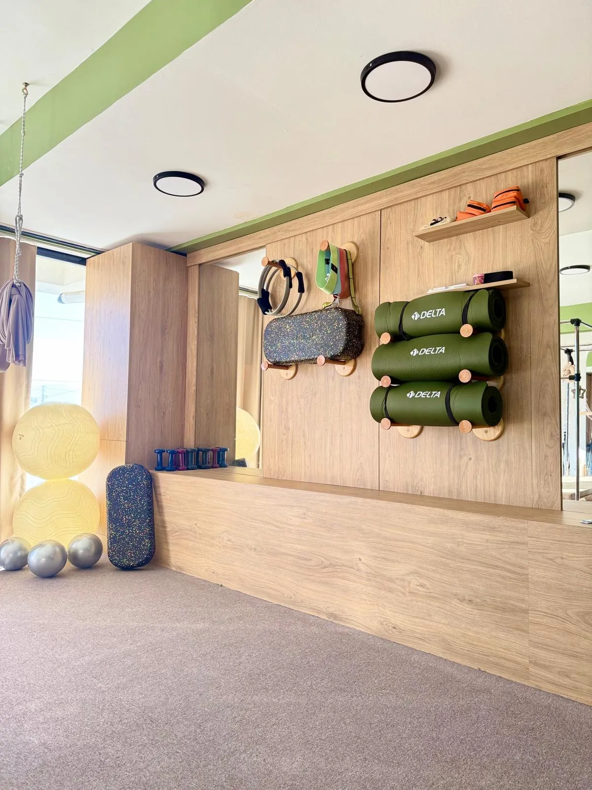 Elafiz Fizyoterapi'de duvar barı ve askı egzersiz alanının yer aldığı stüdyo bölümü