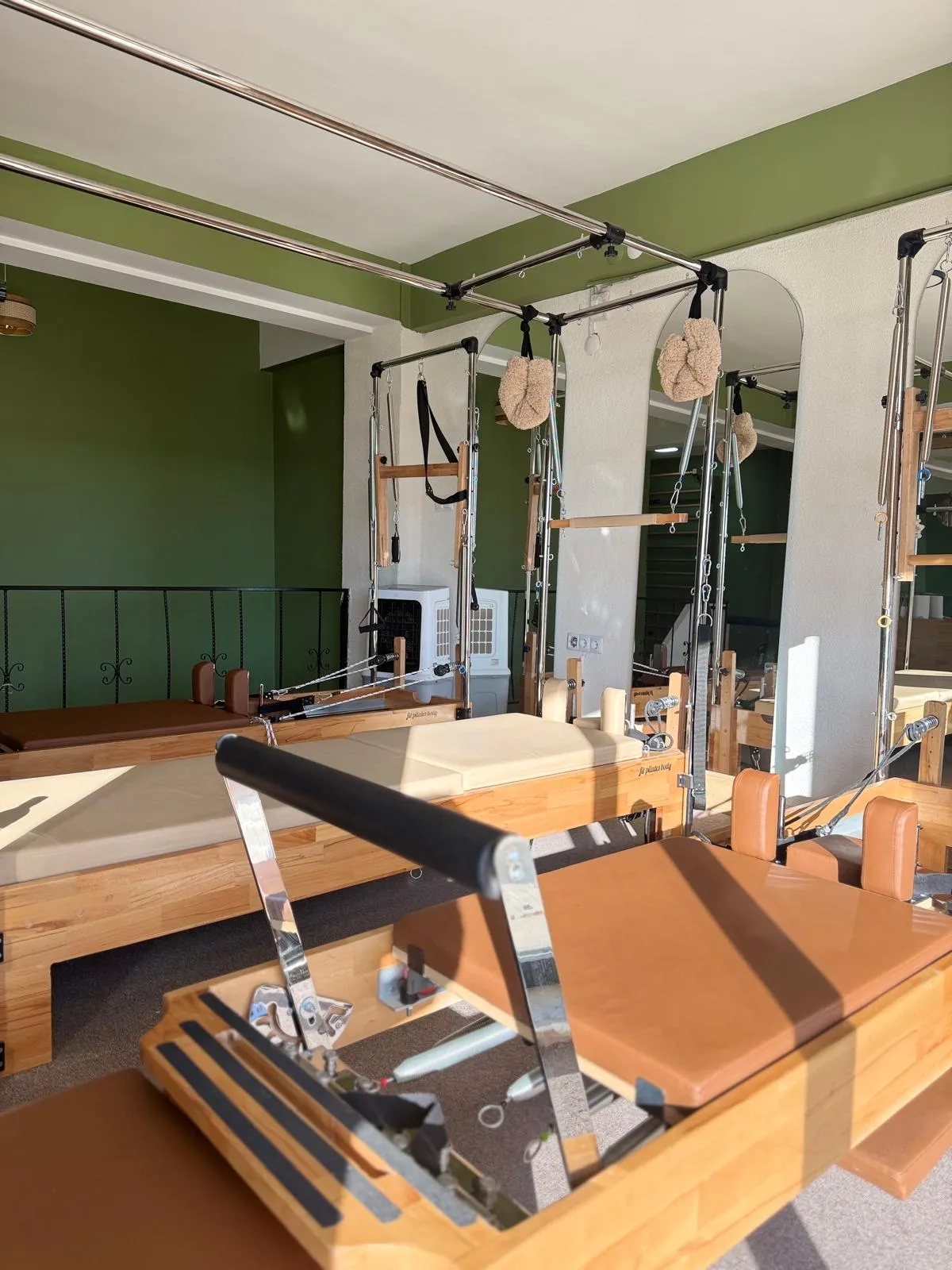 Elafiz Fizyoterapi stüdyosunda reformer pilates ekipmanlarının bulunduğu aydınlık çalışma alanı